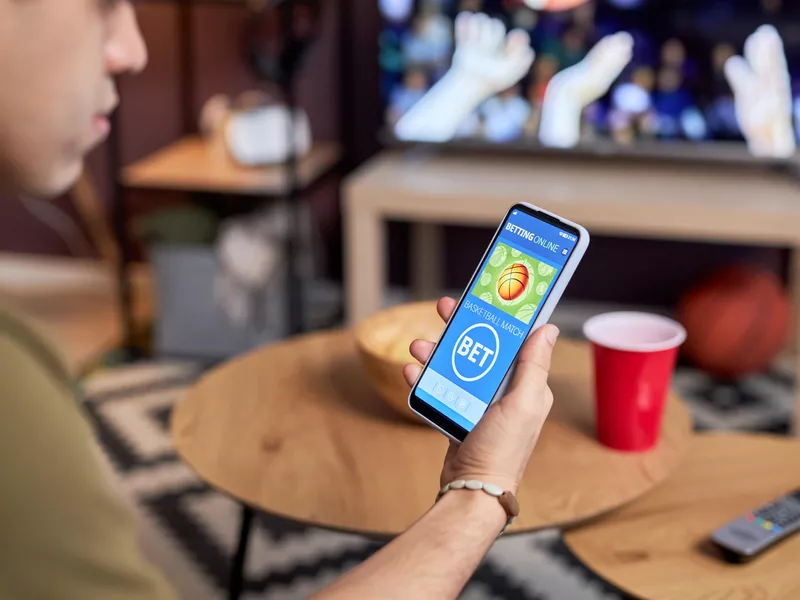 Sports fan using online bets app