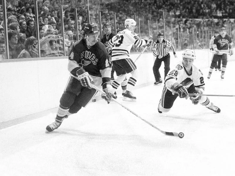 Bernie Federko carries puck
