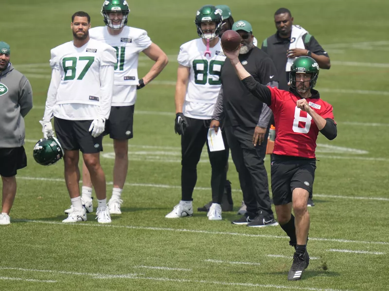 New York Jets quarterback Aaron Rodgers throwing at training camp