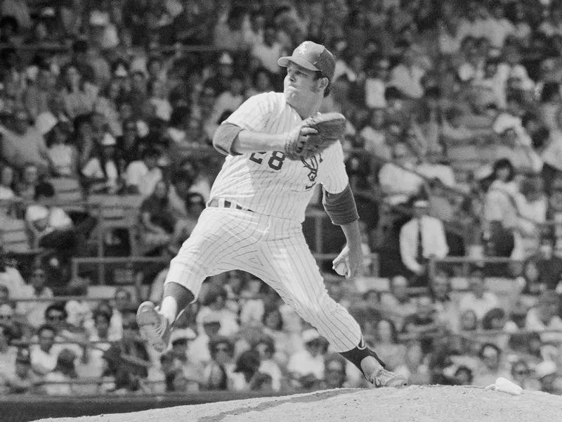 Chicago White Sox pitcher Wilbur Wood pitches