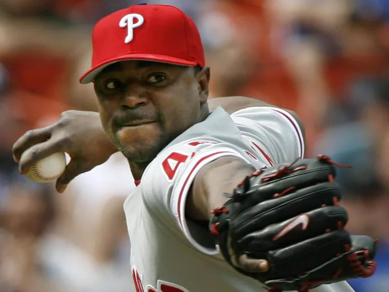 Philadelphia Phillies closer Tom Gordon throws to first