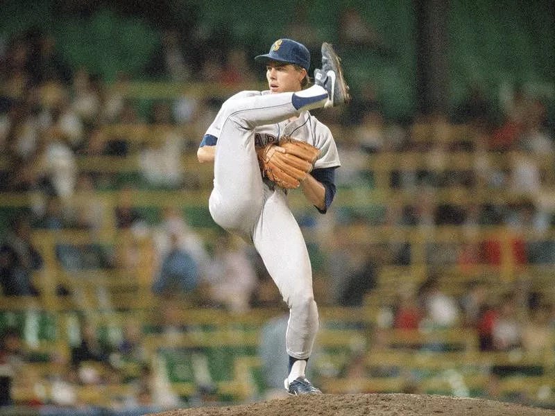 Mark Langston kicks high