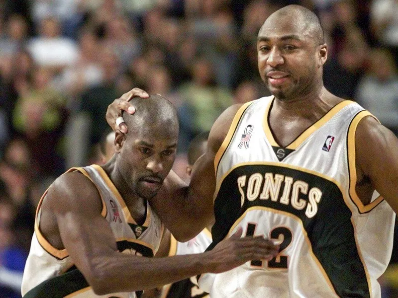 Seattle SuperSonics' Vin Baker, right, congratulates Gary Payton, left,
