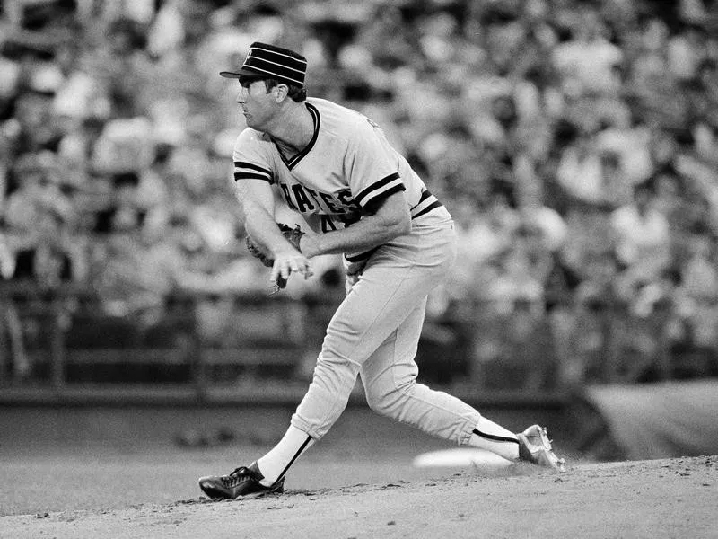 Pittsburgh Pirates pitcher Rick Reuschel pitches